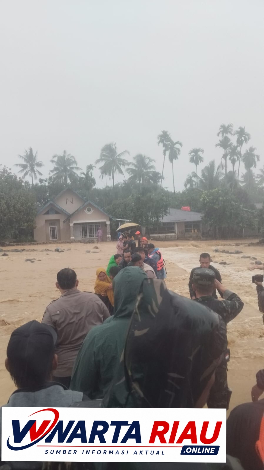 TANGGUL JEBOL, WARGA TERJEBAK BANJIR DI GUO KURANJI PADANG BERHASIL DIEVAKUASI